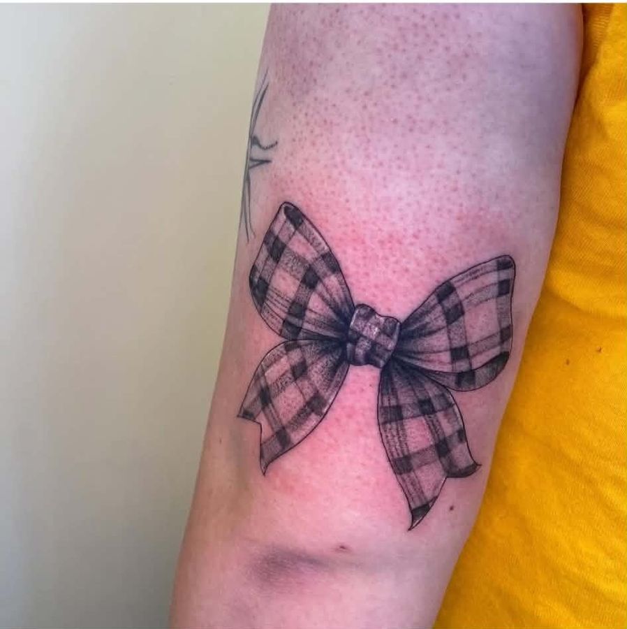 Black and grey tattoo by El